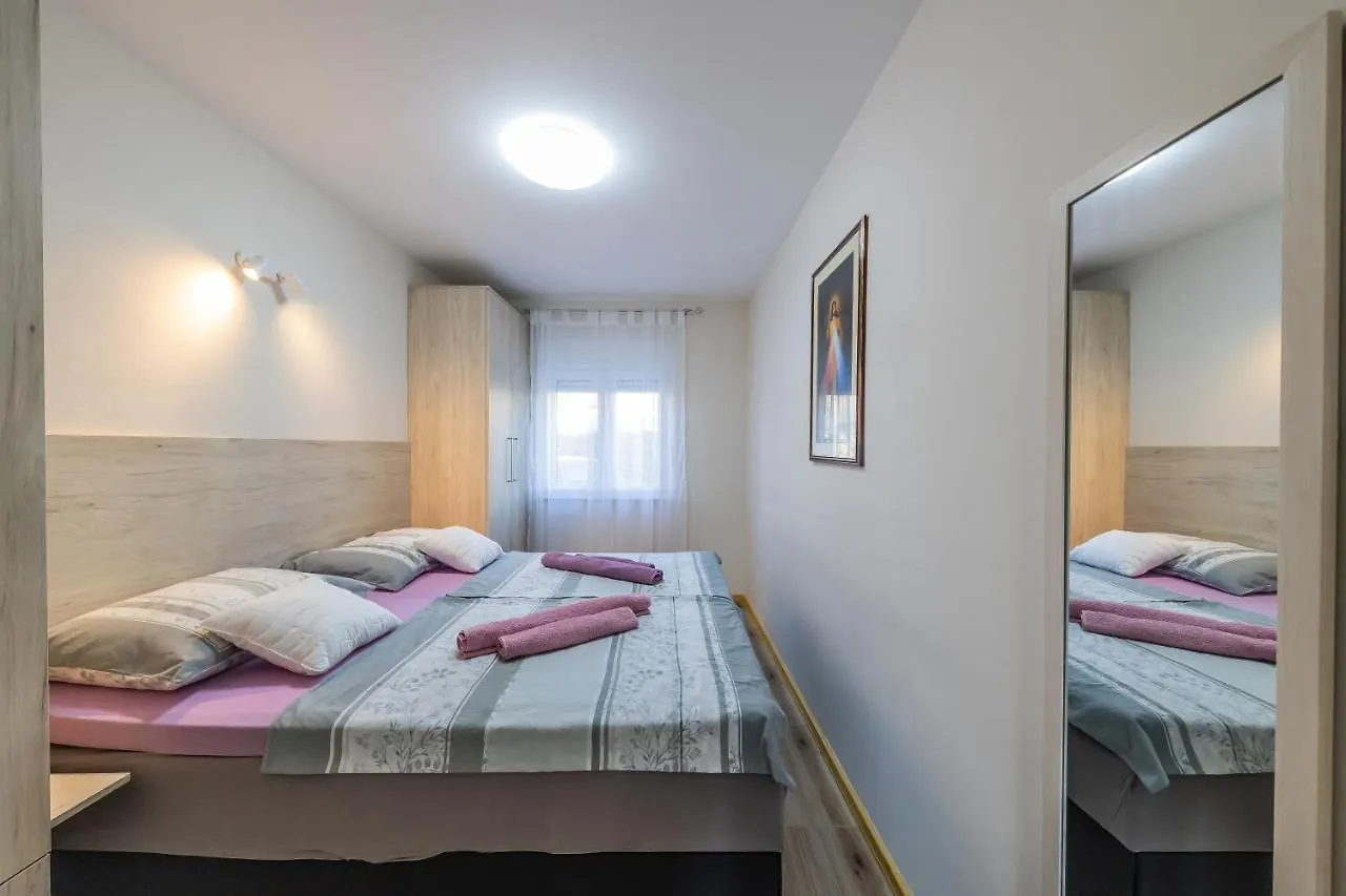 Quiet Comfortable Apartment Quo Vadis Kastela 0*,